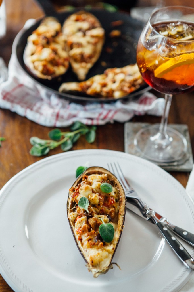 Gefuellte Auberginen mit Tomaten, Oliven und Mozzarella - www.kuechenchaotin.de