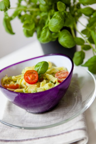 Tagliatelle mit Avocadopesto und Kirschtomaten - kuechenchaotin.de