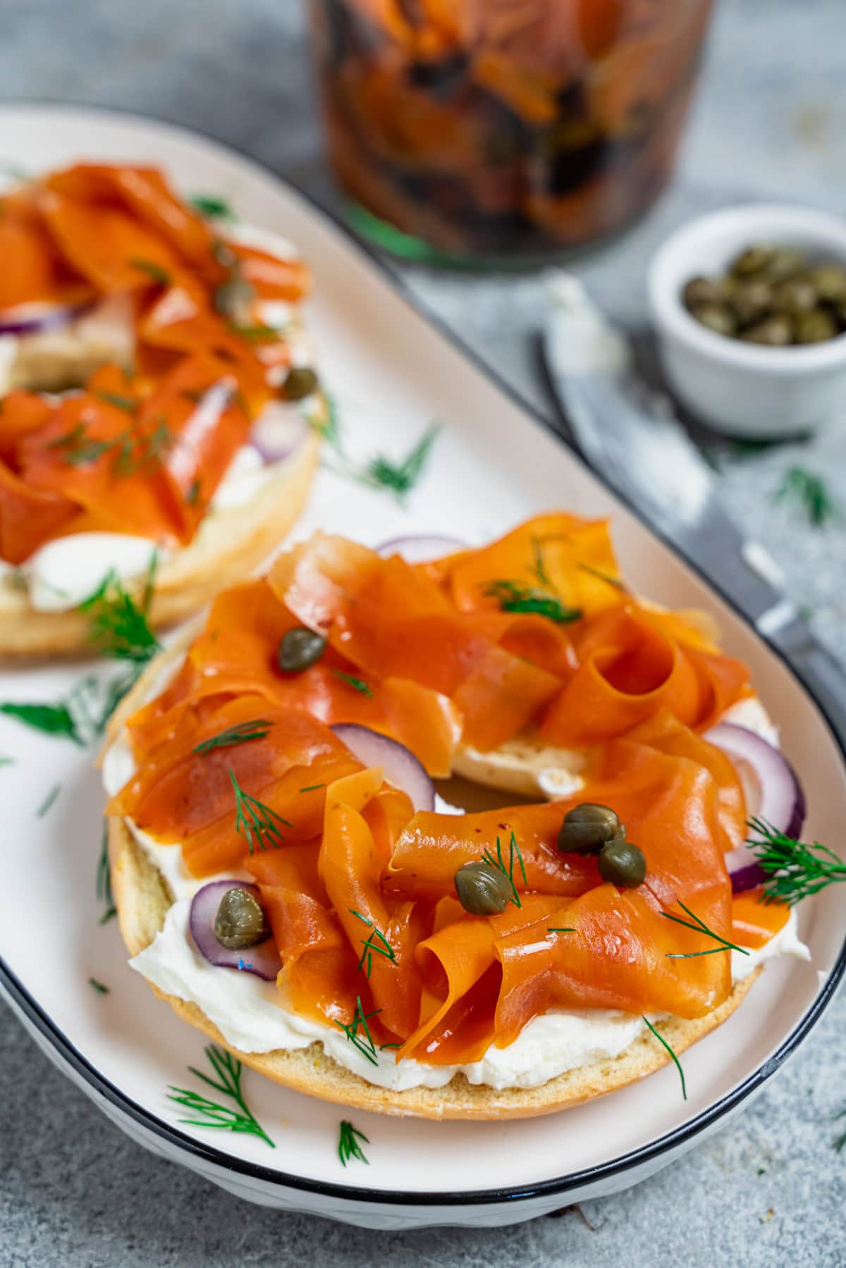 Karottenlachsselber gemacht auf einem Bagel mit Frischkäse angerichtet