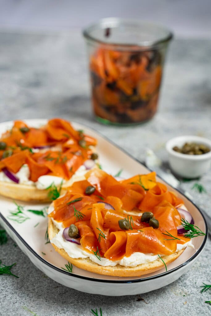 Karottenlachsselber gemacht auf einem Bagel mit Frischkäse angerichtet
