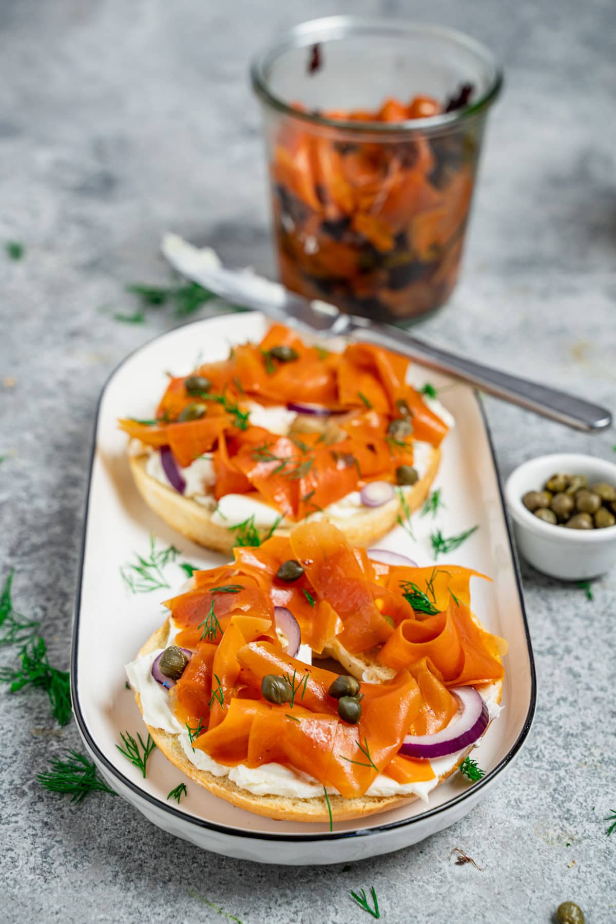 Karottenlachsselber gemacht auf einem Bagel mit Frischkäse angerichtet