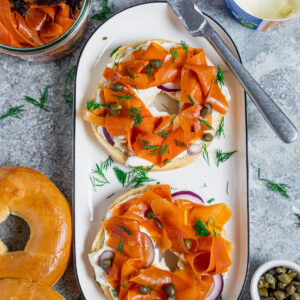 Karottenlachsselber gemacht auf einem Bagel mit Frischkäse angerichtet