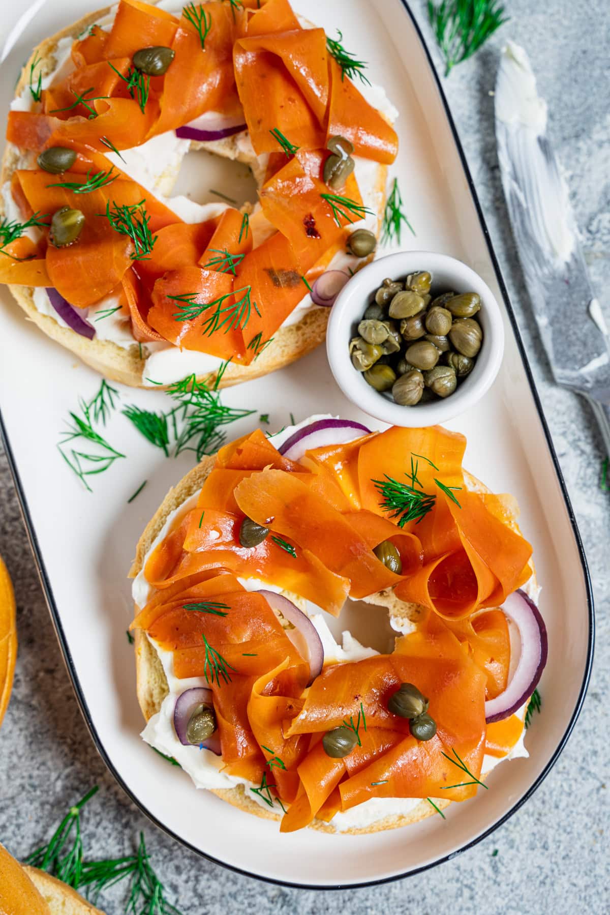 Karottenlachs selber machen und dann auf einem Bagel mit Frischkäse servieren