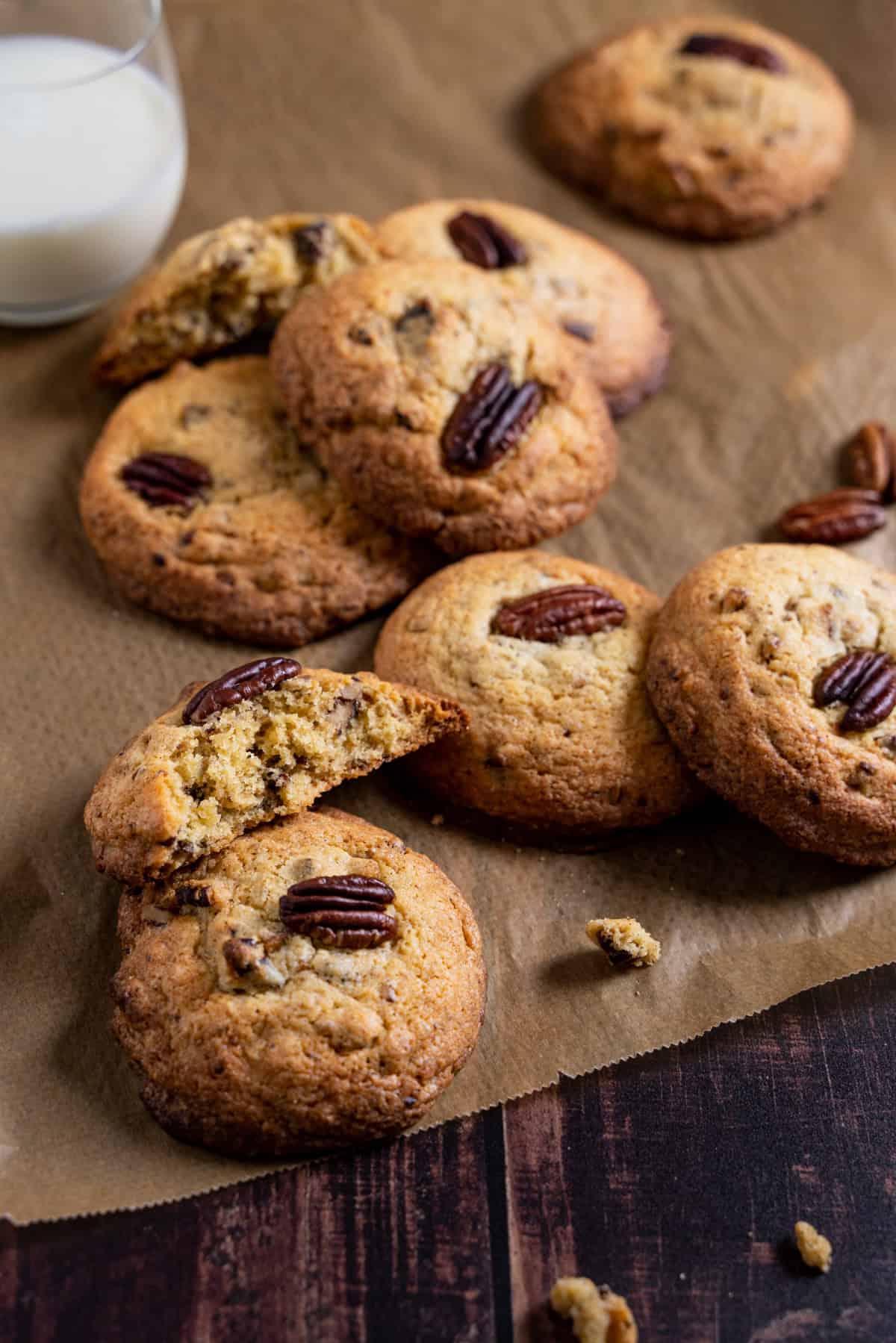 Braune Butter Kekse mit Pekanüssen auf einem Teller, von oben fotografiert