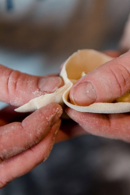 Dumplings Fuellen und Daempfen