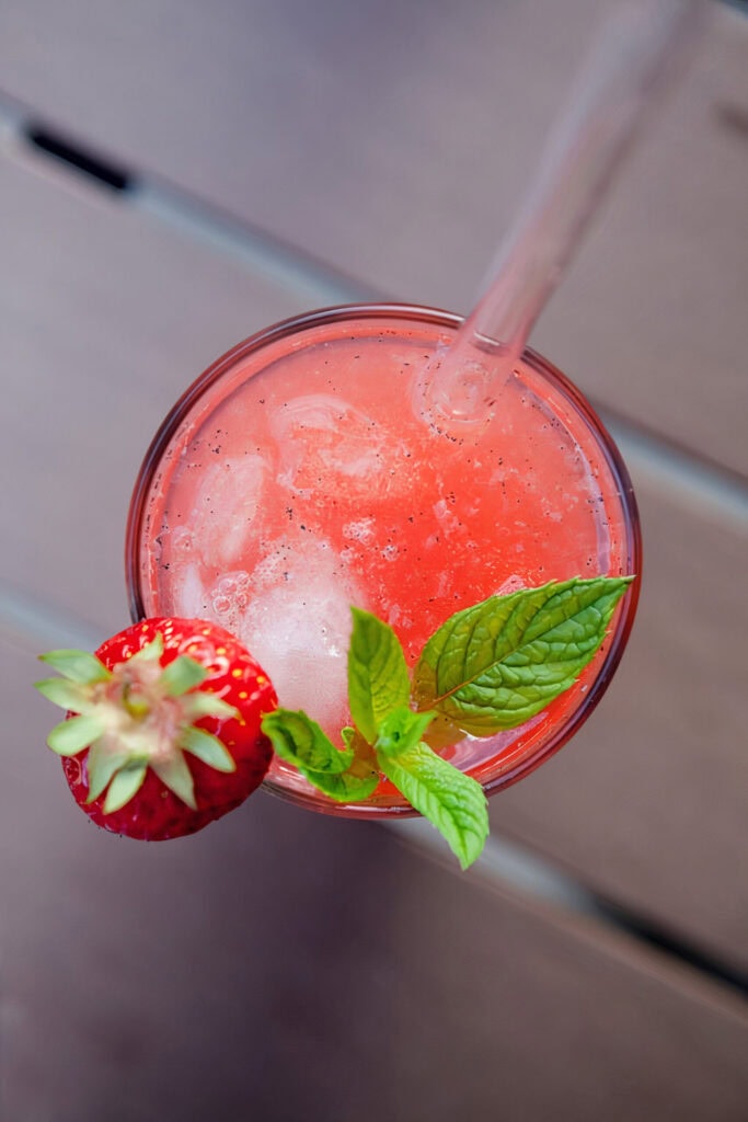 Erdbeersirup mit Mineralwasser und Minze