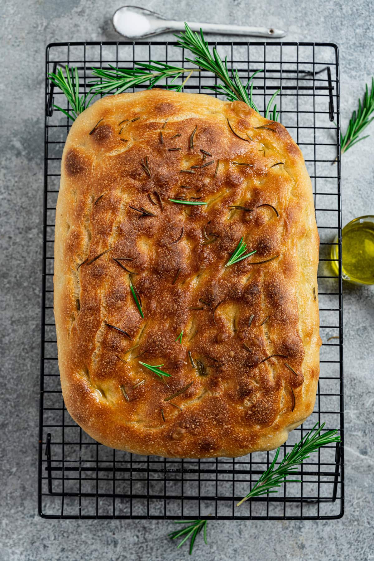Fluffige Foccacia mit Übernachtgare geschnitten auf einem Abkühlgitter