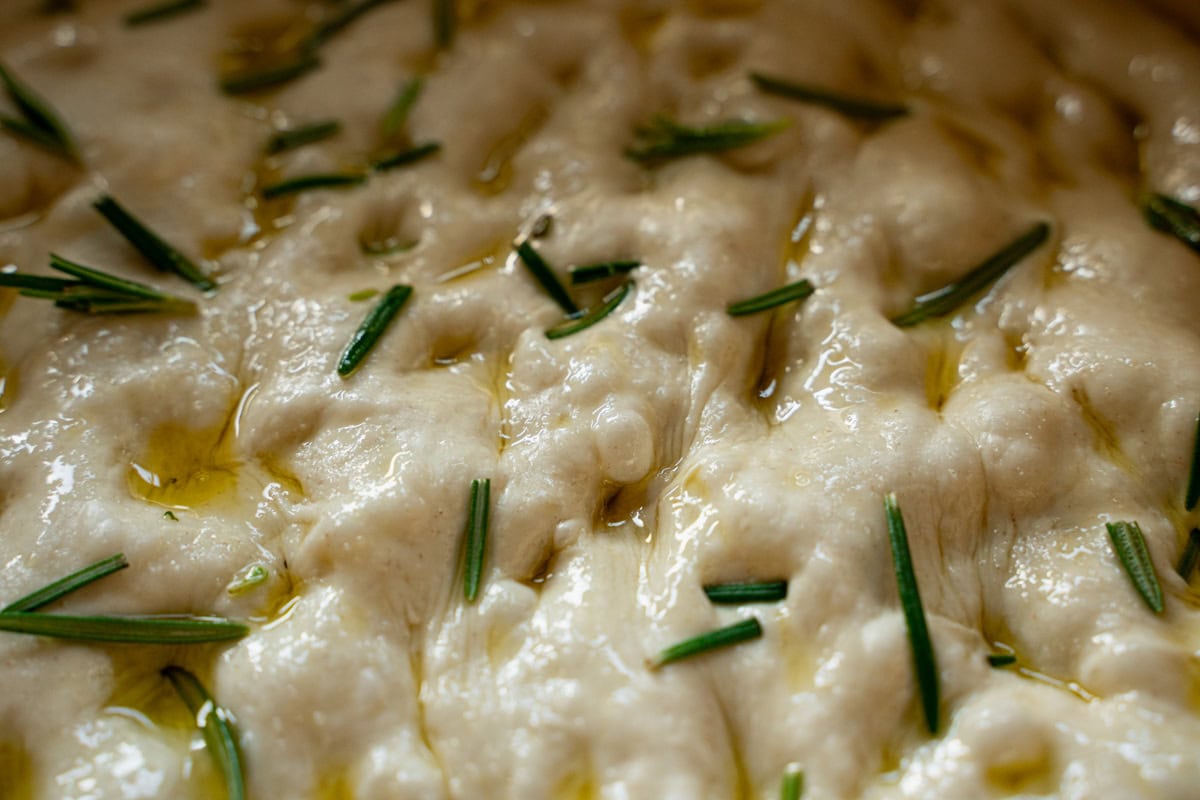 Roher Teig von fluffiger Foccacia nach der Übernachtgare