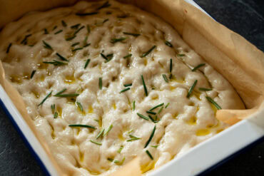 Roher Foccacia Teig vor dem Backen