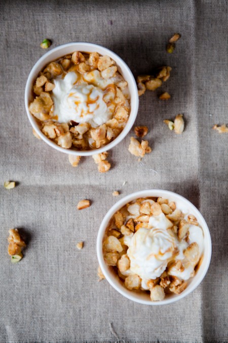 Frozen Yoghurt mit Karamellsauce und kandierten Mandeln - ein ...