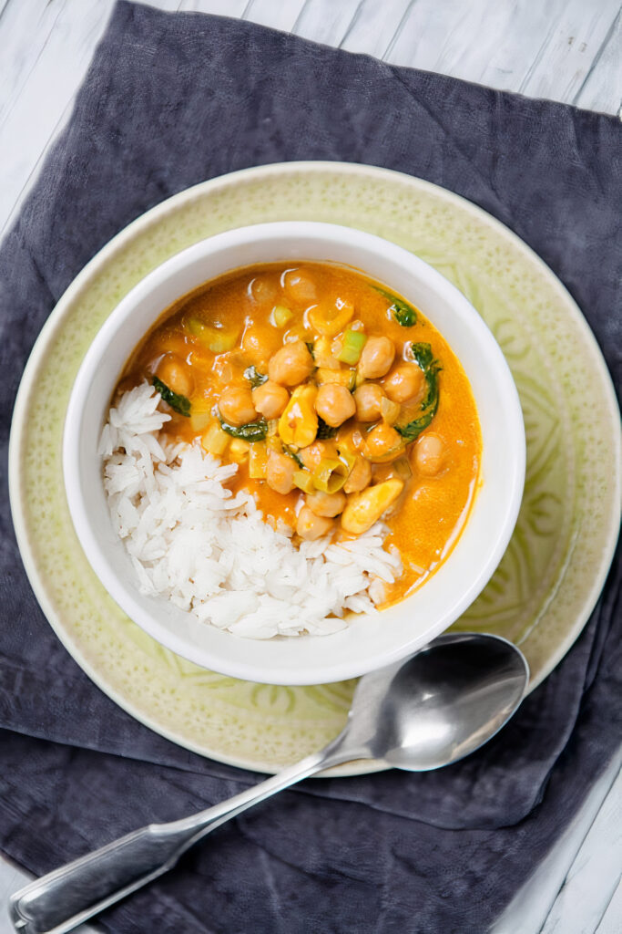 Gelbes Kichererbsen-Curry mit Cashewkernen und Spinat - www.kuechenchaotin.de