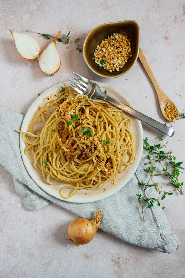 Pasta mit geschmorten Miso-Zwiebeln Rezept - FastFood Deluxe ...