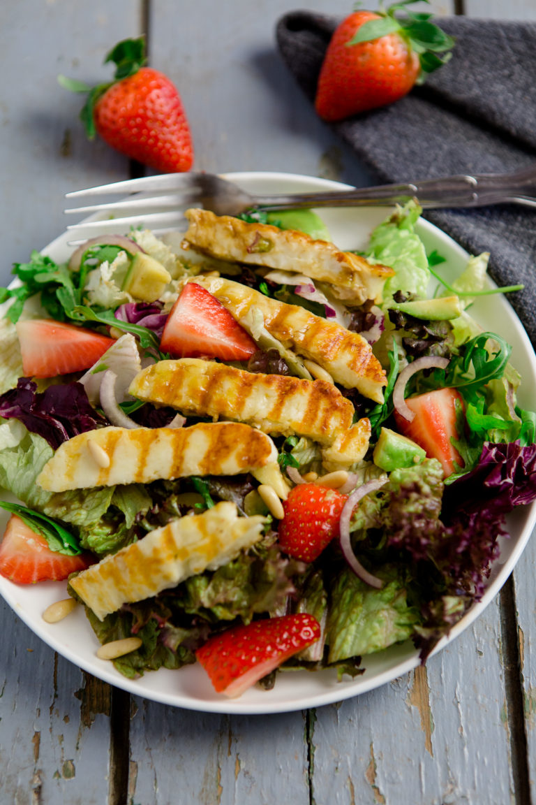 Grill-Salat mit Erdbeeren, Avocado und gebratenem/gegrillten Halloumi