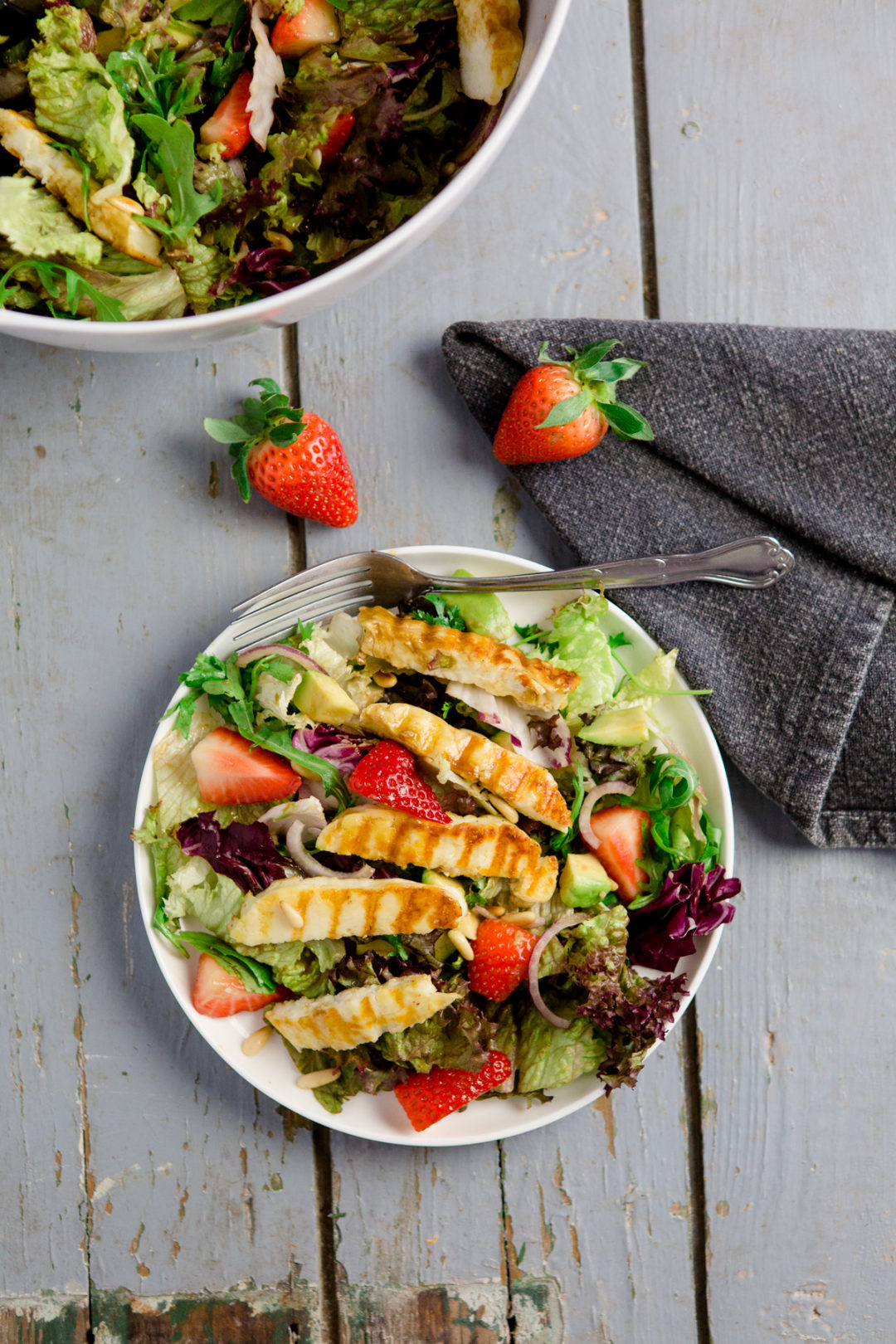Grill-Salat mit Erdbeeren, Avocado und gebratenem/gegrillten Halloumi