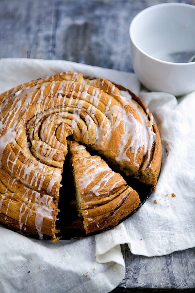 Zimtschneckenkuchen - eine riesige Zimtschnecke als Kuchen