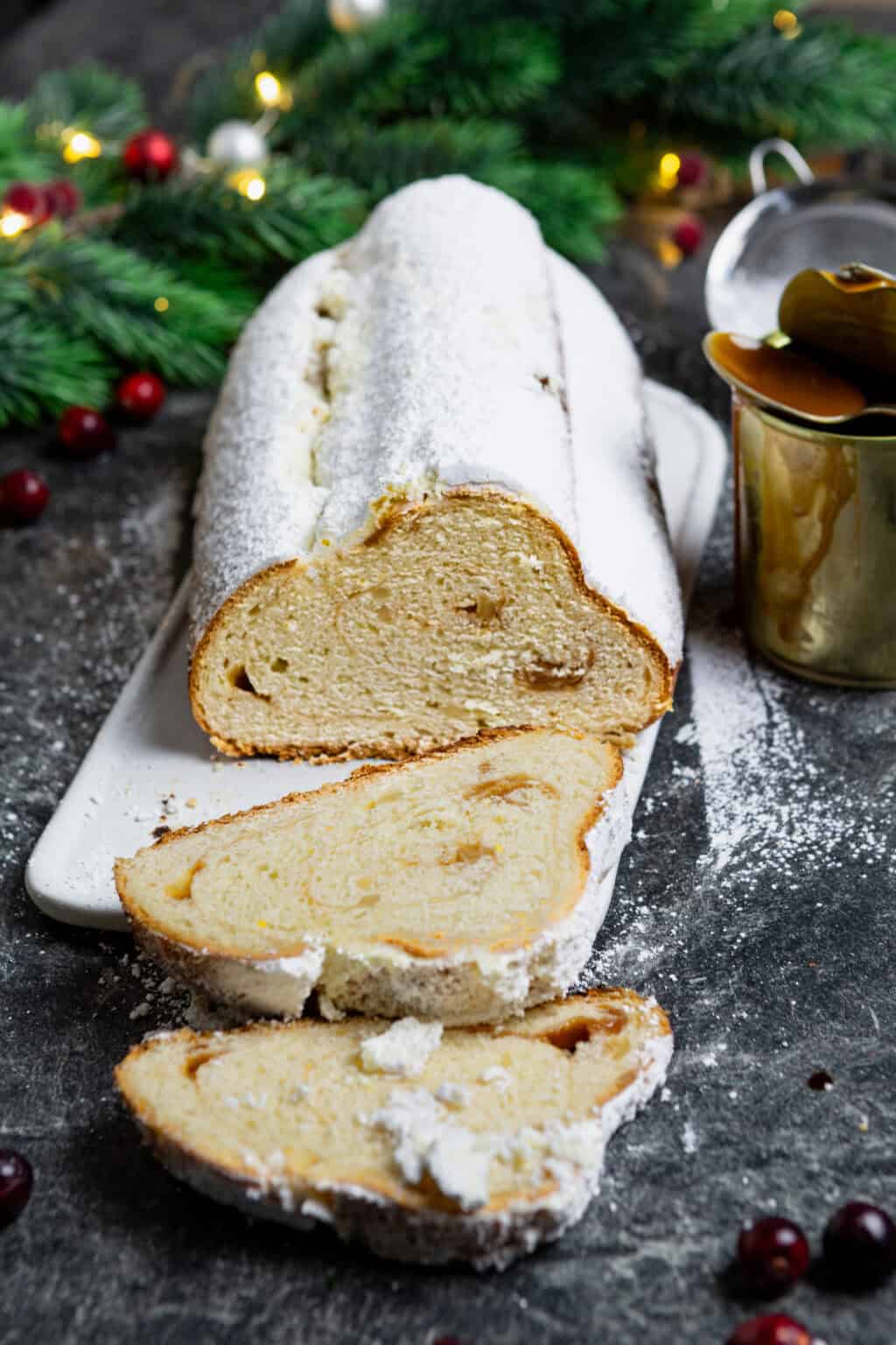 Karamell-Stollen mit Salzkaramell-Füllung und Marzipan