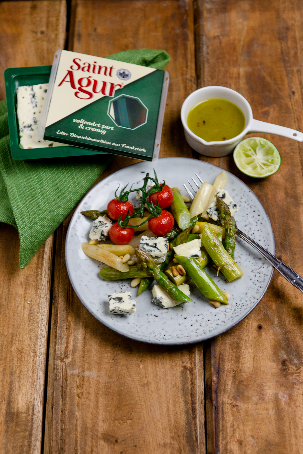 Lauwarmer Spargelsalat mit Blauschimmelkäse und Limettendressing