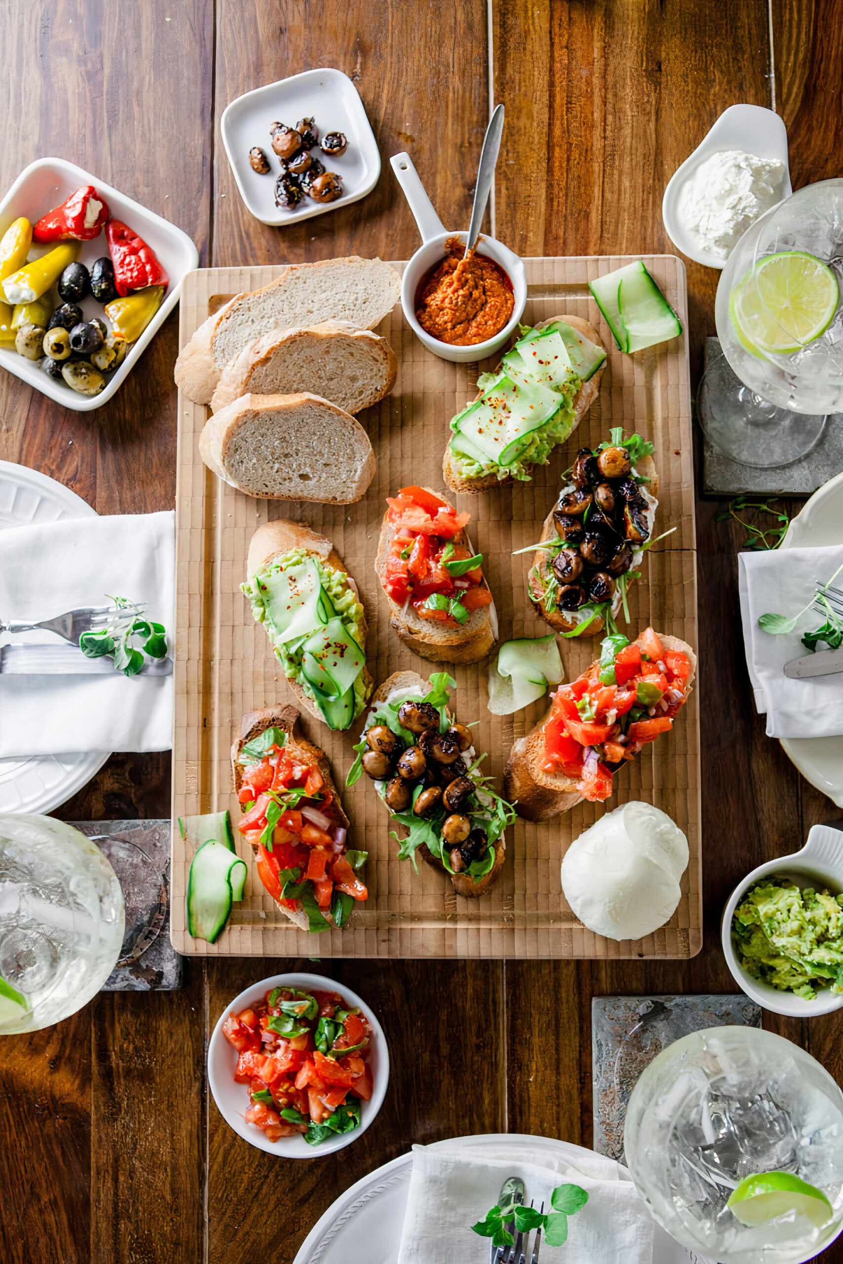 Bruschetta-Trio – 3 Variationen (Tomate, Avocado, Pilze) auf einem großen Brett