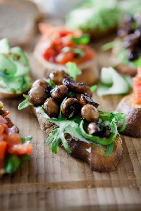 Pilz-Bruschetta auf großem Brett