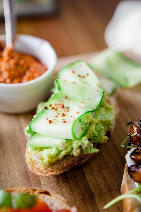 Avocado-Gurken-Bruschetta auf großem Brett