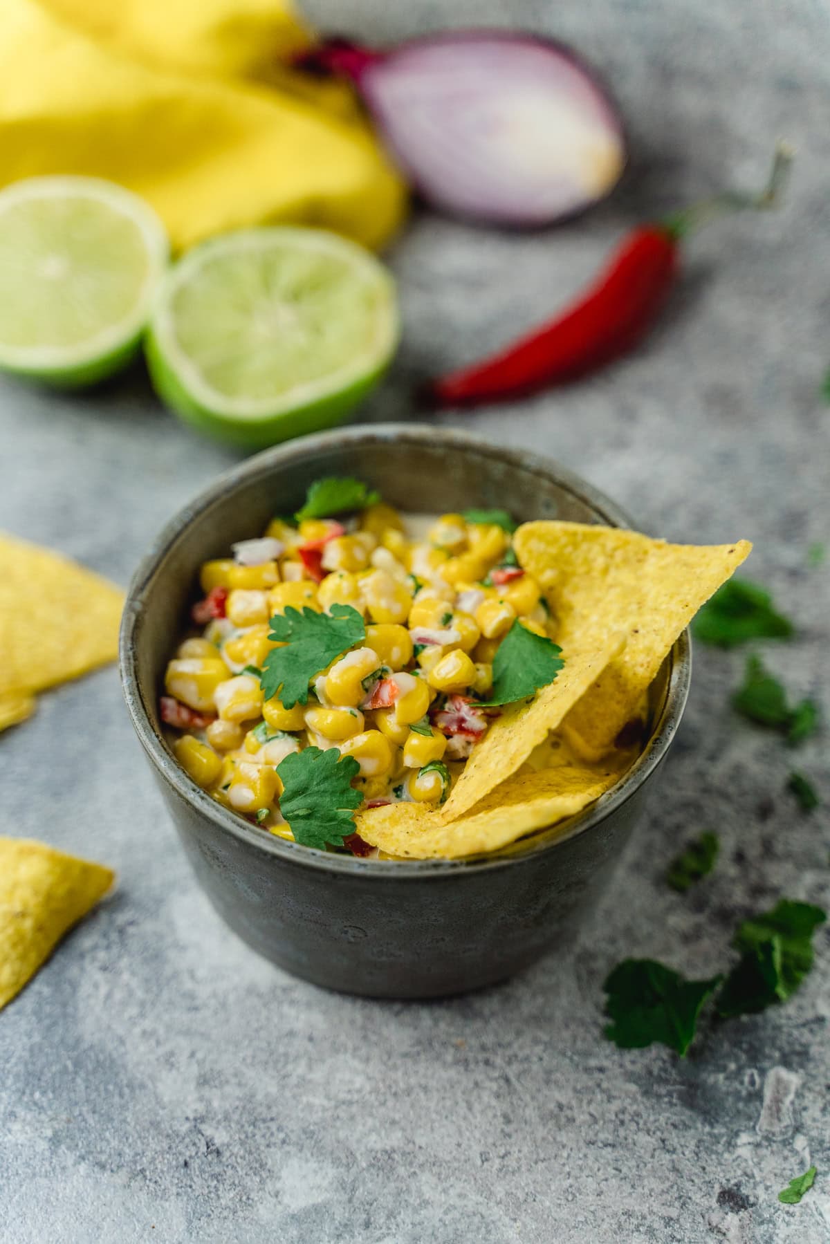 Mexikanischer Maissalat Esquites-Style mit Parmesan Limette und Koriander in einer Schüssel