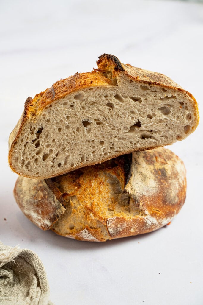 Weizenmischbrot mit Roggen und Sauerteig, aufgeschnitten mit knuspriger Kruste und luftiger Krume