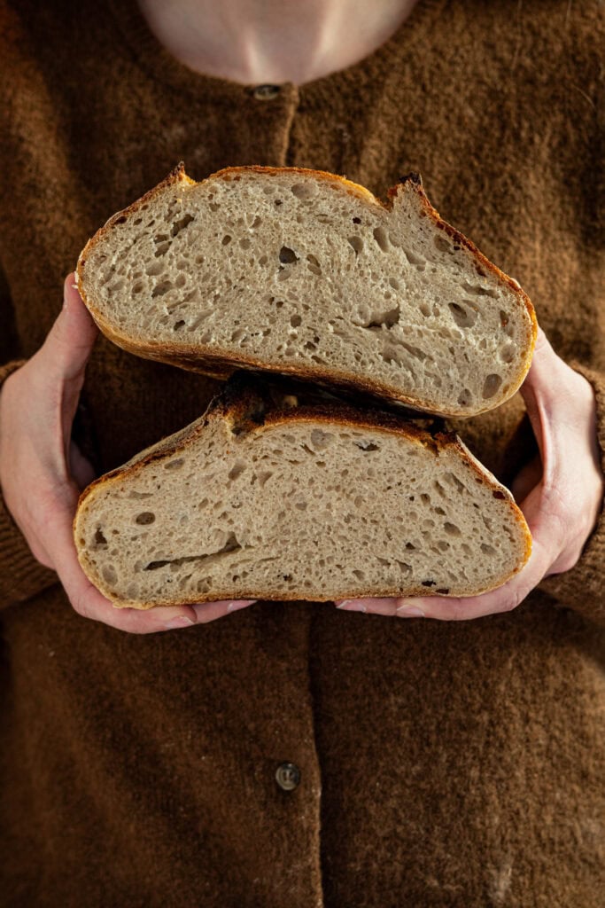 Aufgeschnittenes Sauerteig Mischbrot mit lufitger Krume