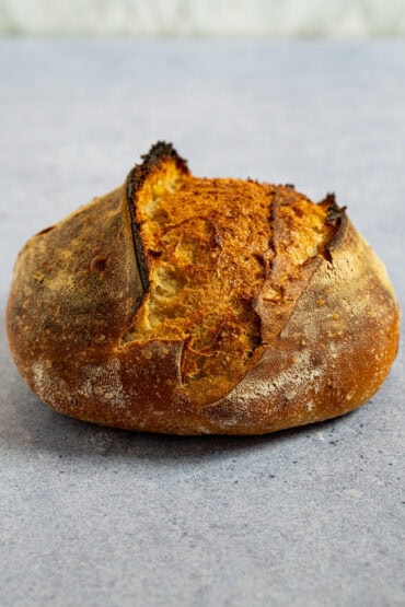 Sauerteig-Mischbrot mit sichtbarer Struktur