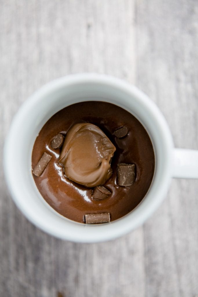 It takes only 5 minutes (baking time included!) to make these moist chocolate mug cakes! A simple and fast recipe. Check out more the collaborative Pinterest board https://de.pinterest.com/volkswagen/food-bloggers-for-volkswagen/ by Volkswagen.