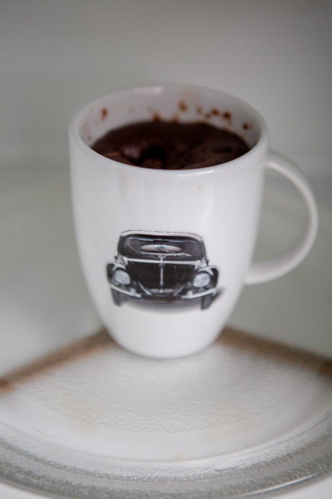 It takes only 5 minutes (baking time included!) to make these moist chocolate mug cakes! A simple and fast recipe. Check out more the collaborative Pinterest board https://de.pinterest.com/volkswagen/food-bloggers-for-volkswagen/ by Volkswagen.
