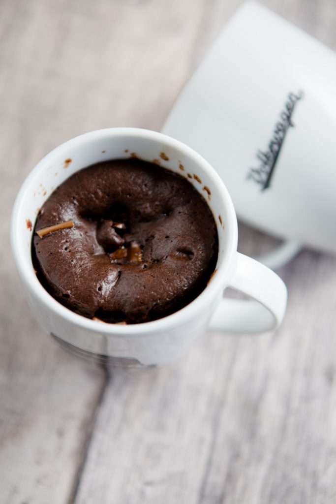 It takes only 5 minutes (baking time included!) to make these moist chocolate mug cakes! A simple and fast recipe. Check out more the collaborative Pinterest board https://de.pinterest.com/volkswagen/food-bloggers-for-volkswagen/ by Volkswagen.