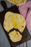 Naan-Brot mit Knoblauchbutter aus der Pfanne - blitzschnell selbstgemacht