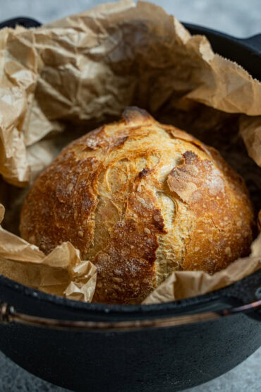 No Knead Bread mit knuspriger Kruste aus dem gusseisernen Topf