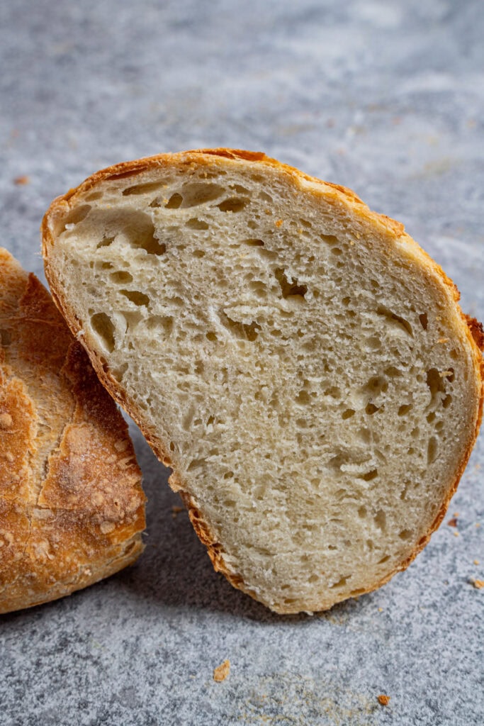 Halbiertes No Knead Bread mit knuspriger Kruste und fluffiger Krume
