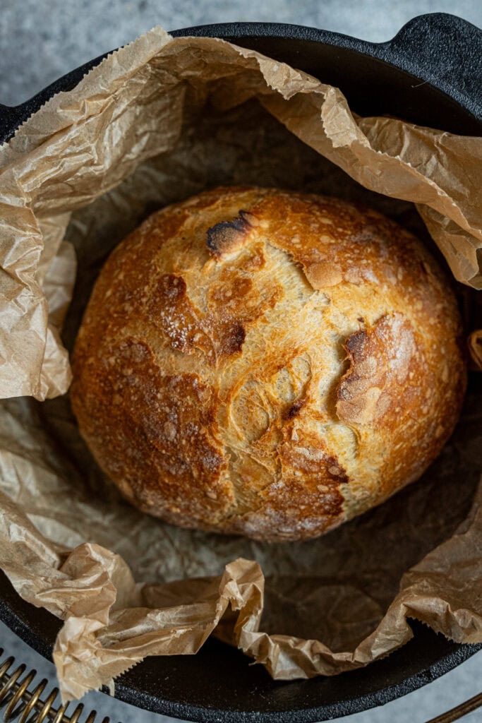 Einfaches Hefebrot mit knuspriger Kruste aus dem gusseisernen Topf