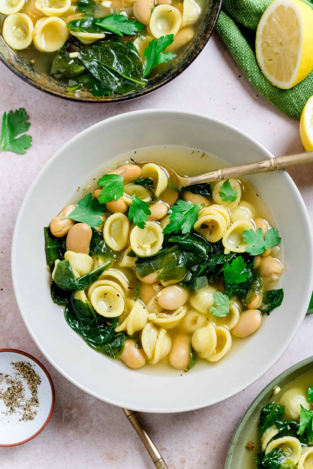 Nudelsuppe mit weißen Bohnen und Spinat - ein einfaches Rezept ...