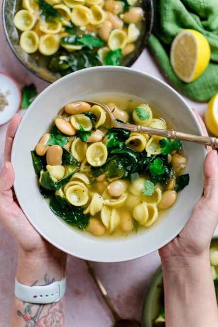Nudelsuppe mit weißen Bohnen und Spinat - ein einfaches Rezept ...