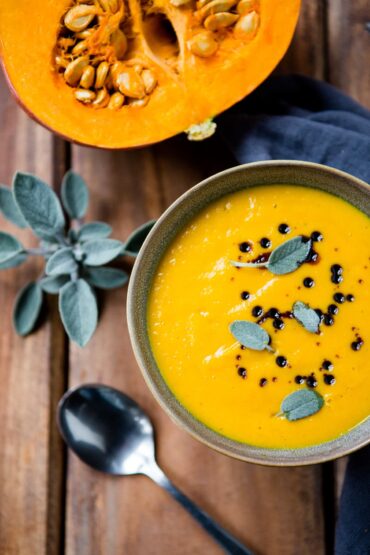 Ofengeröstete Kürbis-Blumenkohlsuppe mit Salbei - http://kuechenchaotin.de