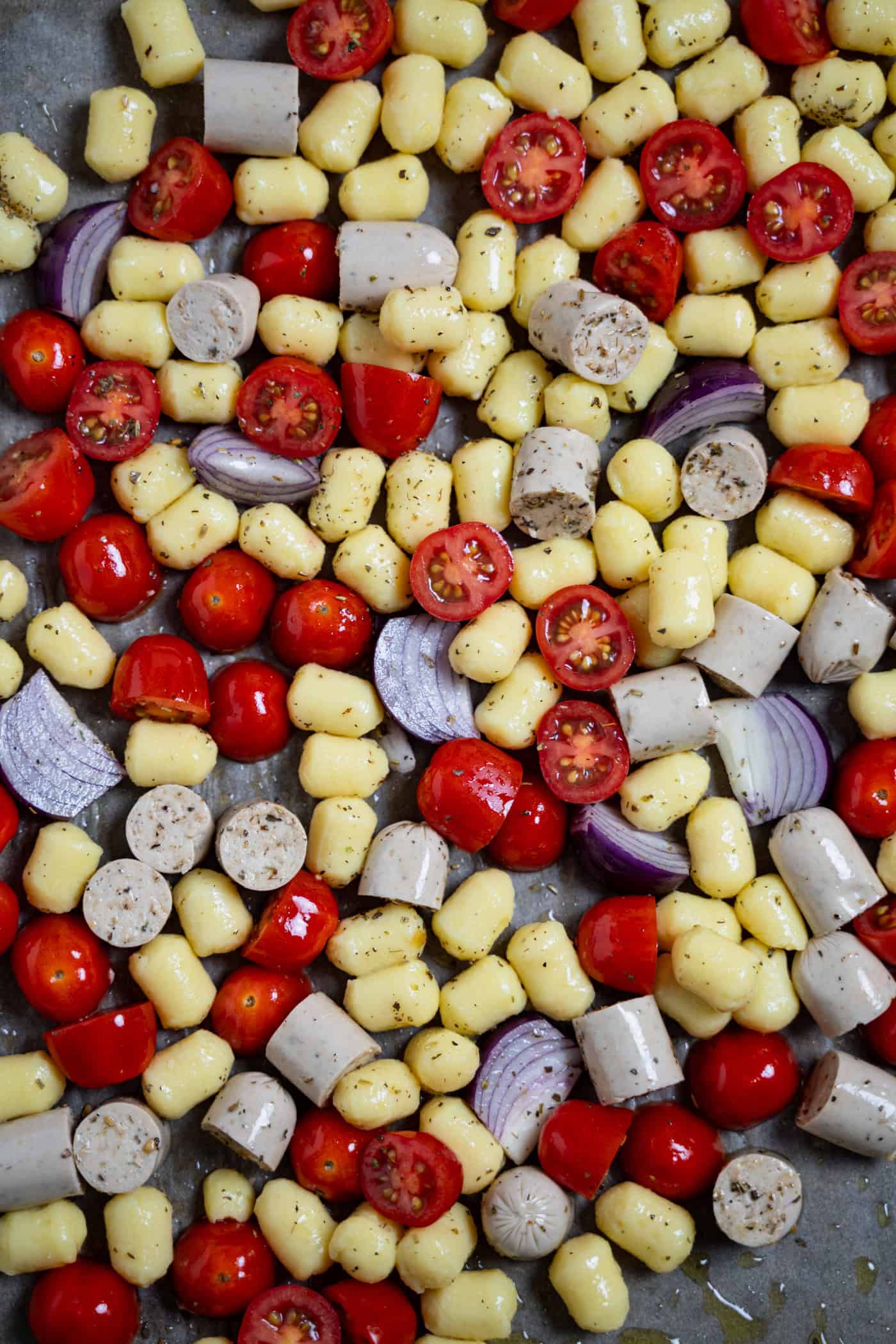 Ein Blech Gnocchi mit Würstchen Rezept | kuechenchaotin.de