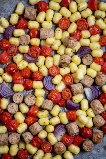 Ein Blech Gnocchi mit Würstchen Rezept | kuechenchaotin.de