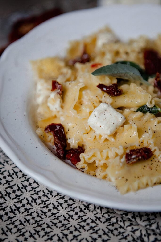 Pasta mit getrockneten Tomaten, Feta und Salbei