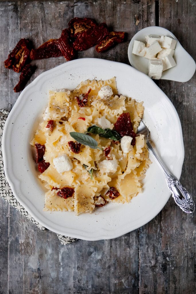 Pasta mit getrockneten Tomaten, Feta und Salbei