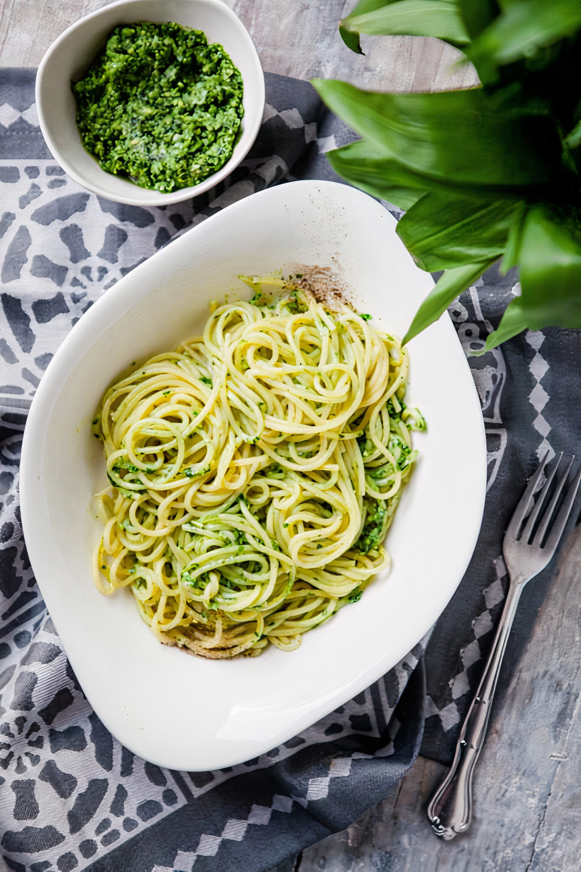 Pasta mit Bärlauchpesto auf einem tiefen Teller