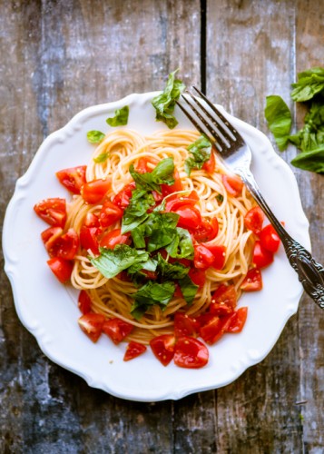 Pasta mit Tomaten, Knoblauch und Basilikum - kuechenchaotin.de
