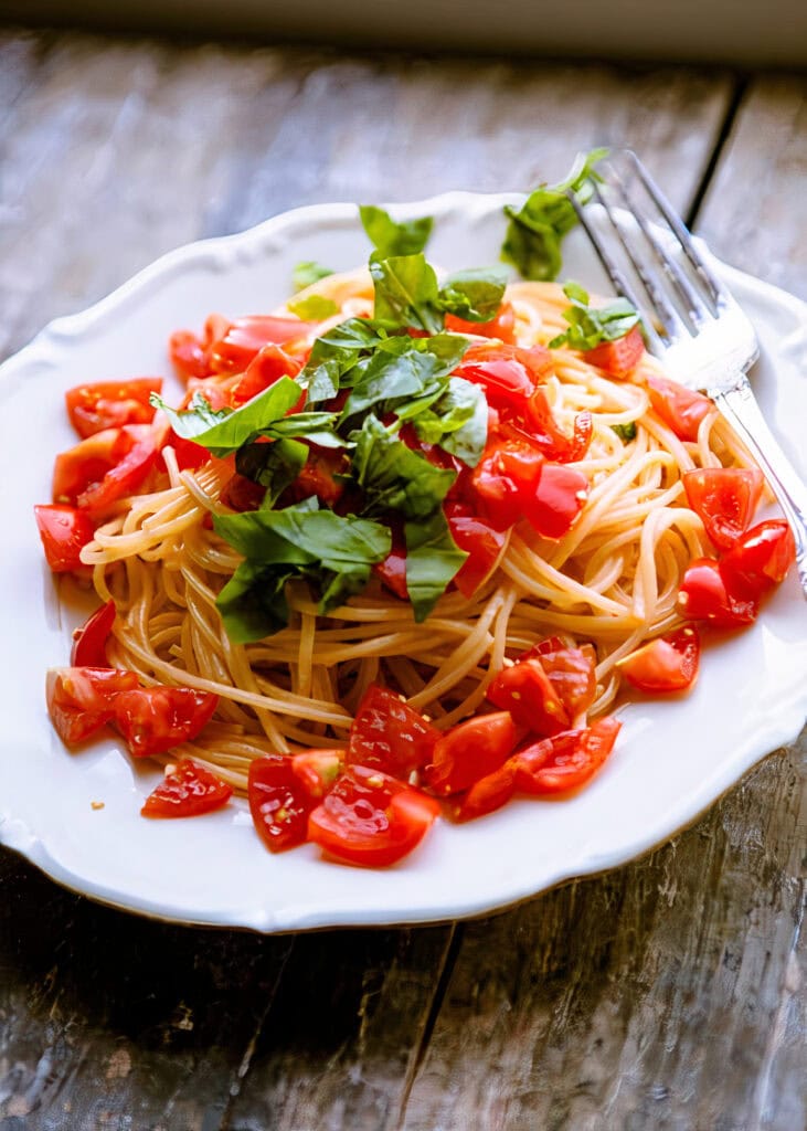Pasta mit Tomaten, Knoblauch und Basilikum - kuechenchaotin.de