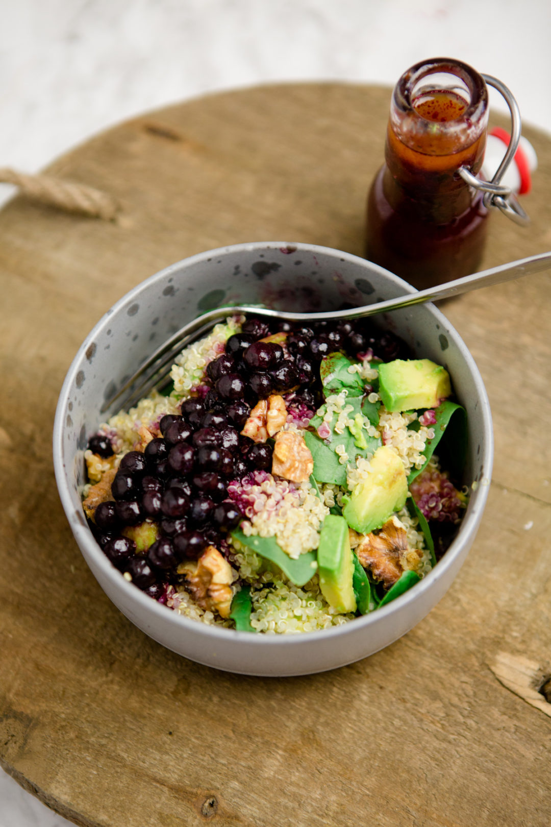 Quinoasalat mit wilden Blaubeeren, Spinat, Avocado und Walnüssen ...