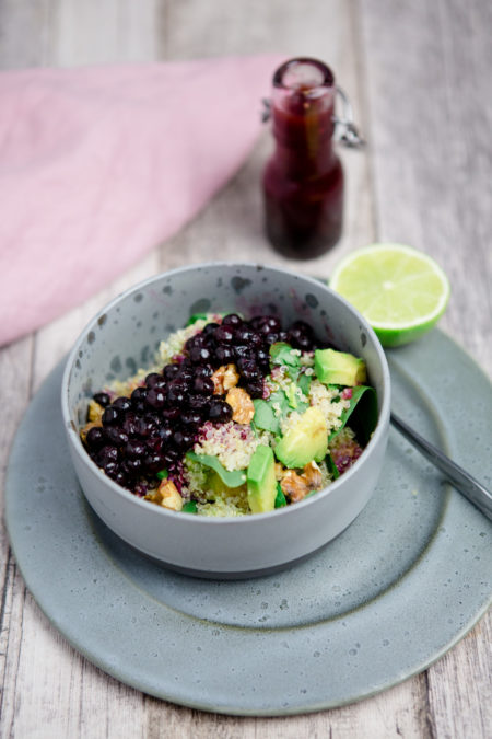 Quinoasalat mit wilden Blaubeeren, Spinat, Avocado und Walnüssen ...