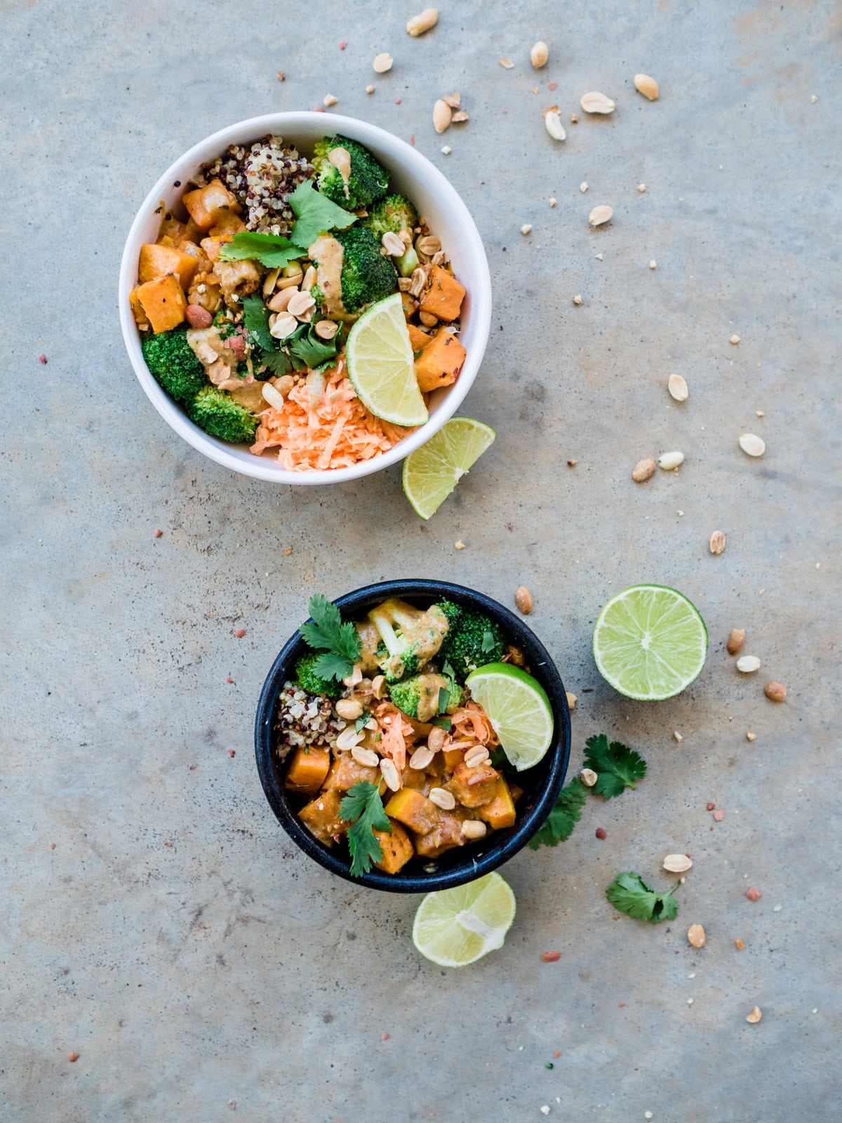 Süßkartoffel-Bowl mit Quinoa und Erdnuss-Sauce