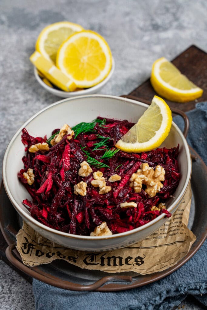 Rote-Bete-Apfel-Salat mit gerösteten Walnüssen