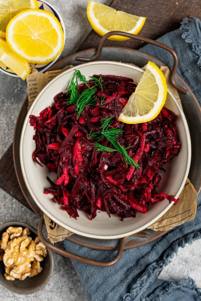 Roher Rote-Bete-Apfel-Salat in einer Schüssel mit Honig-Dressing